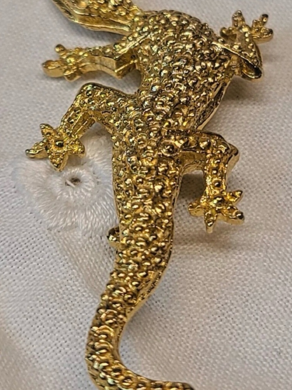 Gold Gecko Reptile Brooch - Decorative Pet-Inspired Pin - Picture 5 of 10
